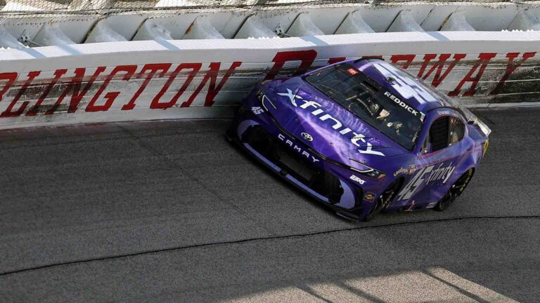 Reddick Vence em Darlington Numa Corrida de Estratégia e Desgaste