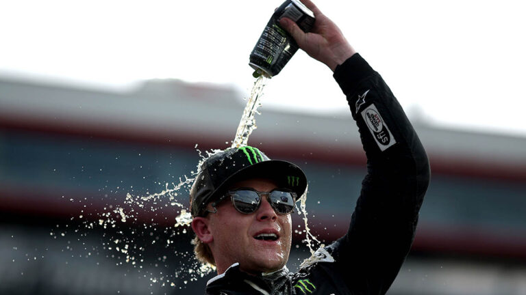 Ty Gibbs ‘Explode’ em Bristol e Conquista Primeira Vitória na NASCAR Cup Series Após Final Caótico